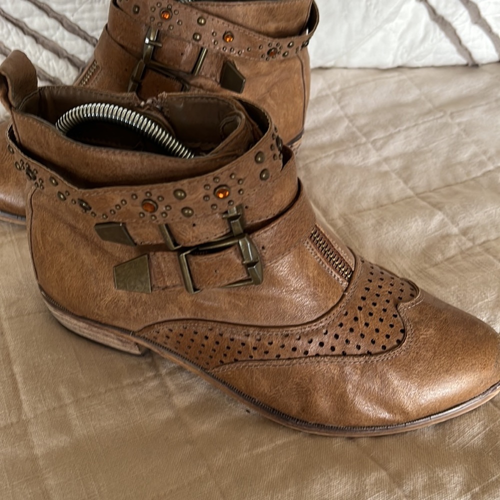 Rue 21 Buckle Strap Detailed Booties Size 10, fit like a 9 - Picture 8 of 13